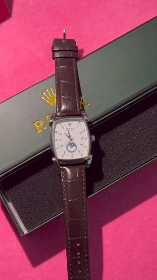 Reloj Marrón y Plateado