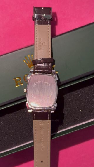 Reloj Marrón y Plateado