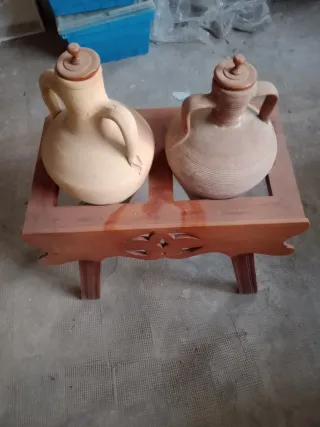 Cantarera de madera con 2 cántaros de terracota