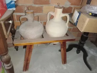 Cantarera de madera con 2 cántaros de terracota