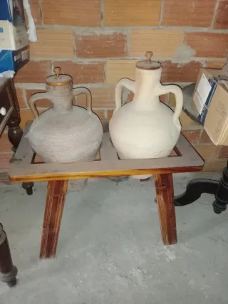 Cantarera de madera con 2 cántaros de terracota