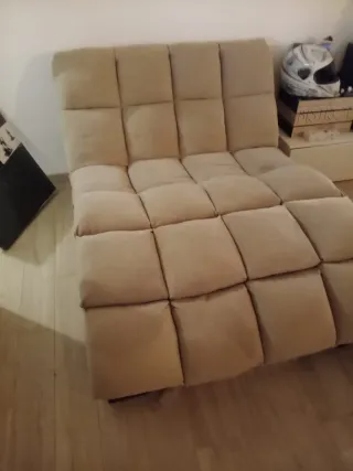 Sofá diván de diseño con tejido antimanchas.