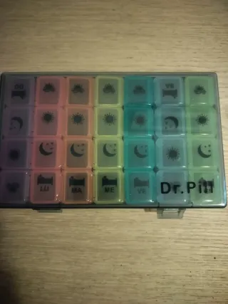 Portapillole settimanale con giorni e simboli