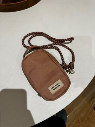 Bolso para el móvil rosa de Stradivarius