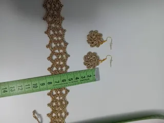 Conjunto Crochet Dorado: Gargantilla y Pendientes