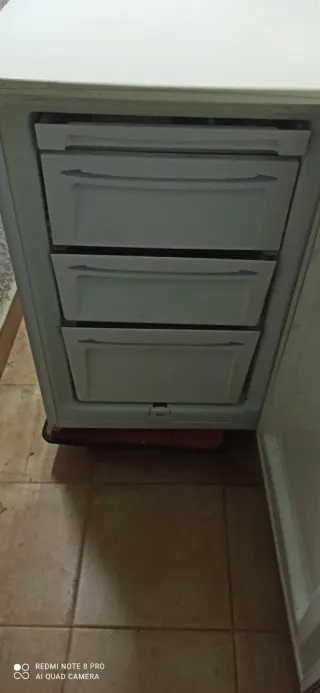 Congelador vertical bajo encimera