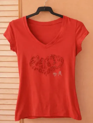 Camiseta roja corazón pedrería
