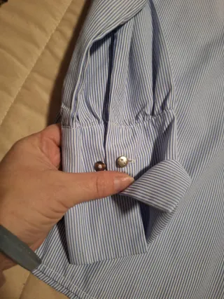 Camisa de rayas con bordado floral