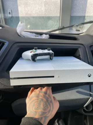 Xbox One S 1TB + Mando + Juego