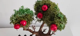 Árbol Decorativo Navideño con Manzanas