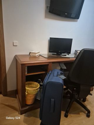 Scrivania in legno massello con cassetti e vetro