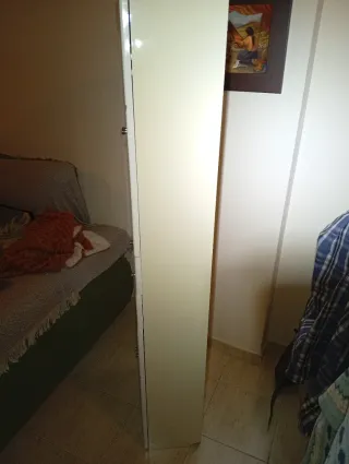 Mueble alto de baño blanco con espejos