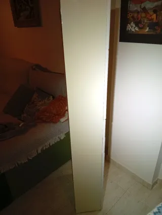 Mueble alto de baño blanco con espejos