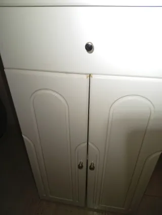 Mueble alto de baño blanco con espejos