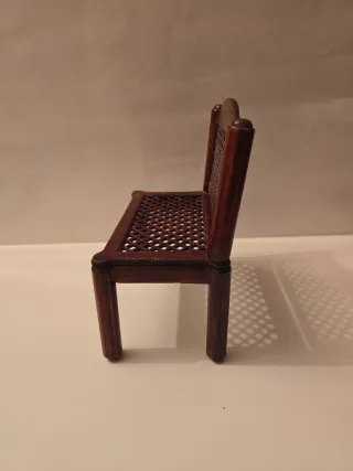 Piccola sedia d'arredo in legno