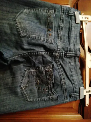 Pantalón vaquero desgastado con detalles.