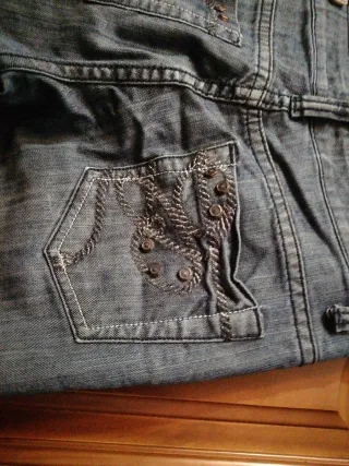 Pantalón vaquero desgastado con detalles.