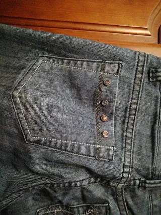 Pantalón vaquero desgastado con detalles.