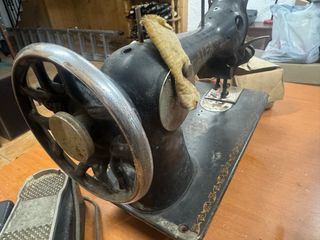 Máquina de coser Alfa antigua con motor