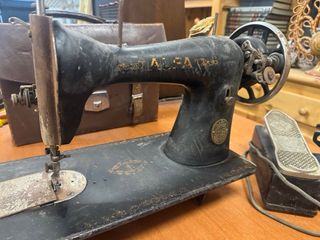 Máquina de coser Alfa antigua con motor