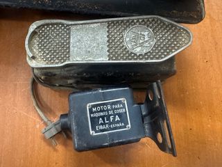 Máquina de coser Alfa antigua con motor