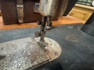 Máquina de coser Alfa antigua con motor