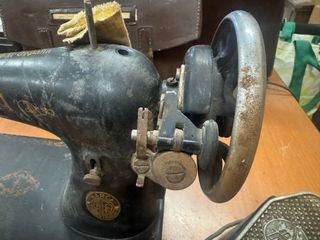 Máquina de coser Alfa antigua con motor
