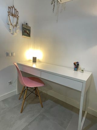 Escritorio blanco nuevo