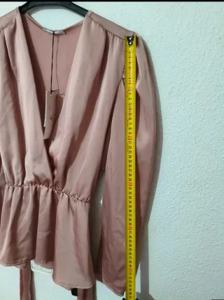 Blusa elegante rosa con etiqueta