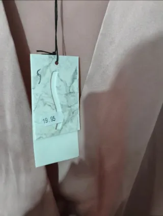 Blusa elegante rosa con etiqueta