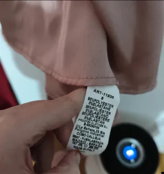 Blusa elegante rosa con etiqueta