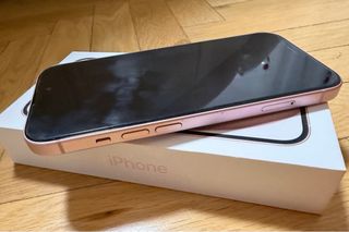 iPhone 15 Rosa 128GB con bumpers y protectores