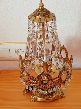 Lámpara de araña dorada y cristal