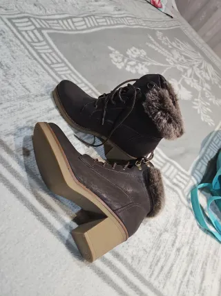 Botines marrones con cordones y pelo