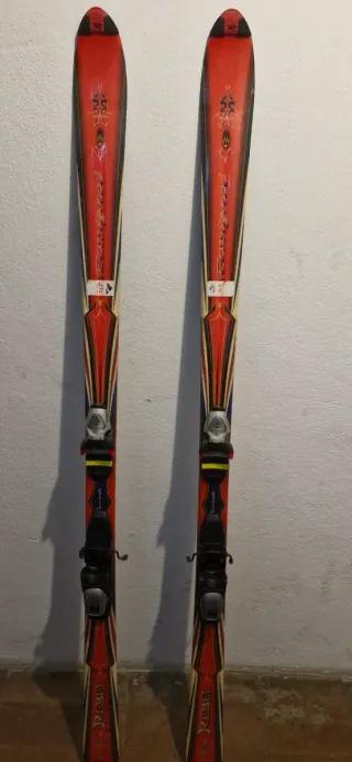 Esquís Rebel con fijaciones