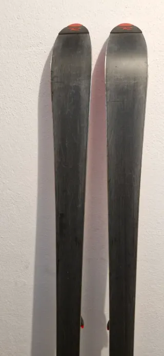 Esquís Rebel con fijaciones