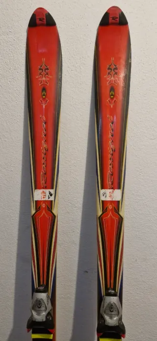 Esquís Rebel con fijaciones