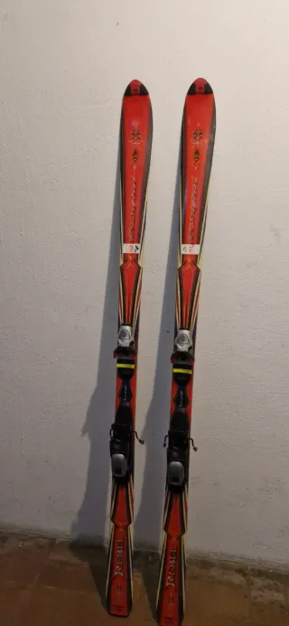 Esquís Rebel con fijaciones