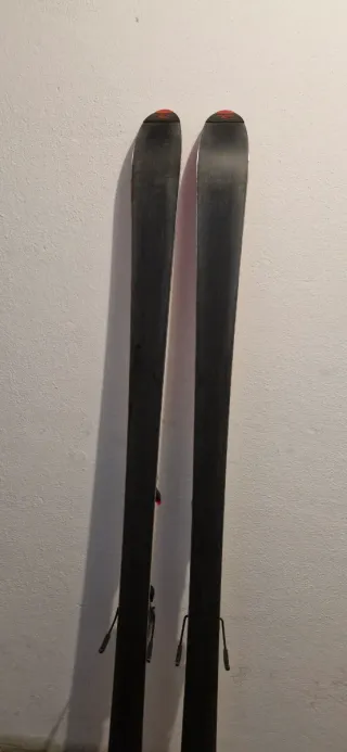 Esquís Rebel con fijaciones
