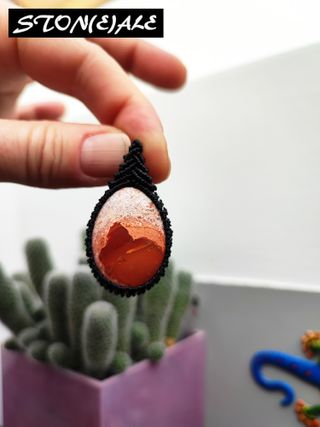 Collana con ciondolo in macrame con opale di fuoco