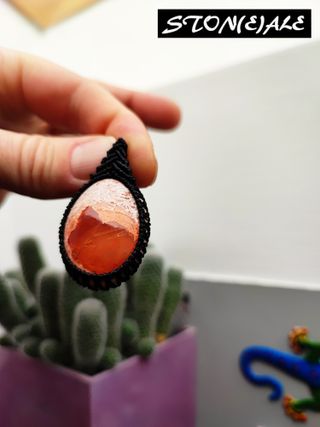 Collana con ciondolo in macrame con opale di fuoco