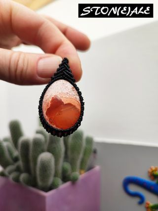 Collana con ciondolo in macrame con opale di fuoco