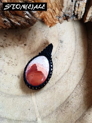 Collana con ciondolo in macrame con opale di fuoco