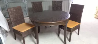 Mesa redonda y 4 sillas ratán