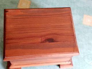 Baúl joyero de madera maciza