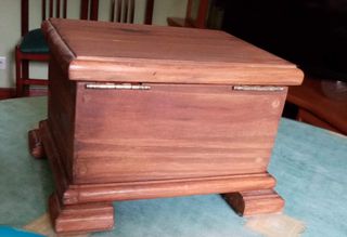 Baúl joyero de madera maciza