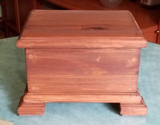 Baúl joyero de madera maciza