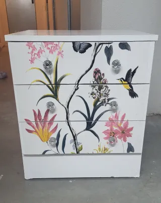 Mesita de noche restaurada floral