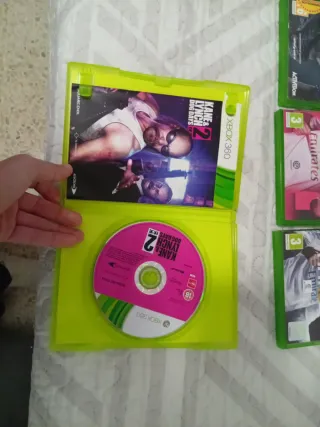 Xbox one con 18, sus cables y mando