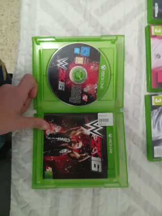 Xbox one con 18, sus cables y mando